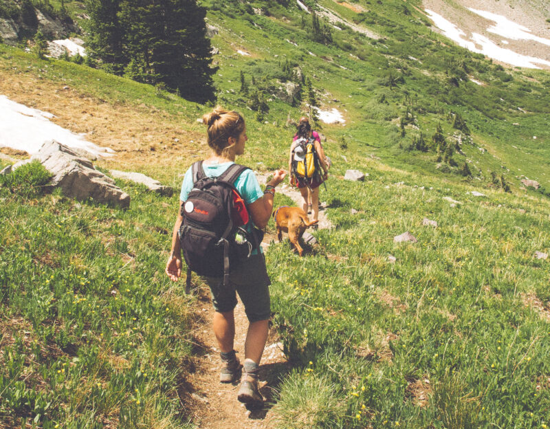 donne che camminano insieme in montagna